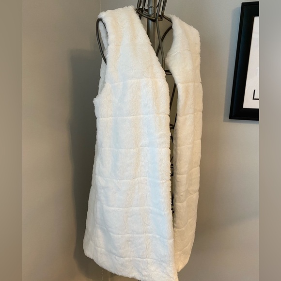 NWOT Xtra Long Faux Fur Vest - Picture 4 of 7